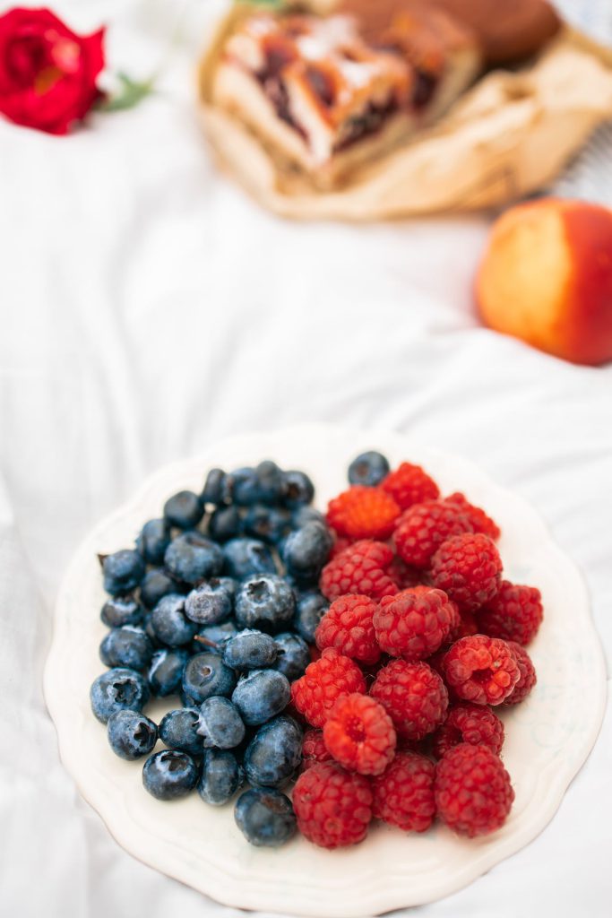 przepis na deser z malinami i borówkami