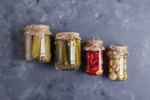 Jak wykorzystać sezonowe produkty w naturalnym kiszeniu?
